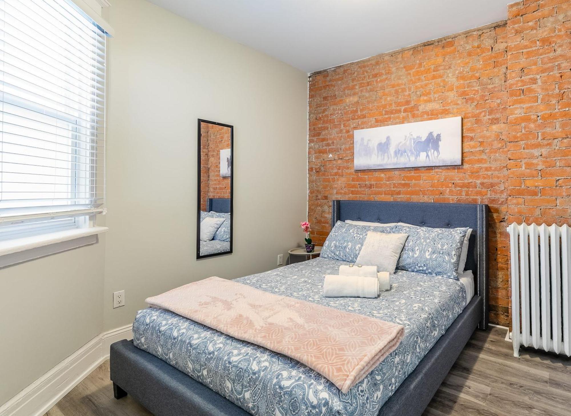 1Br - Queen Bed Apartment In Hamilton'S Best Neighborhood Exterior photo